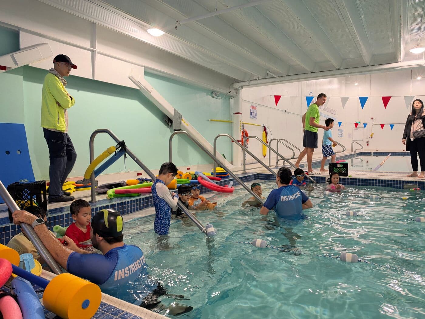 Swimming lessons with instructors in the pool